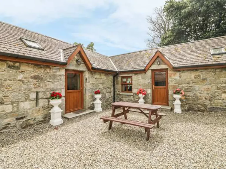 lodge-entrance-courtyard
